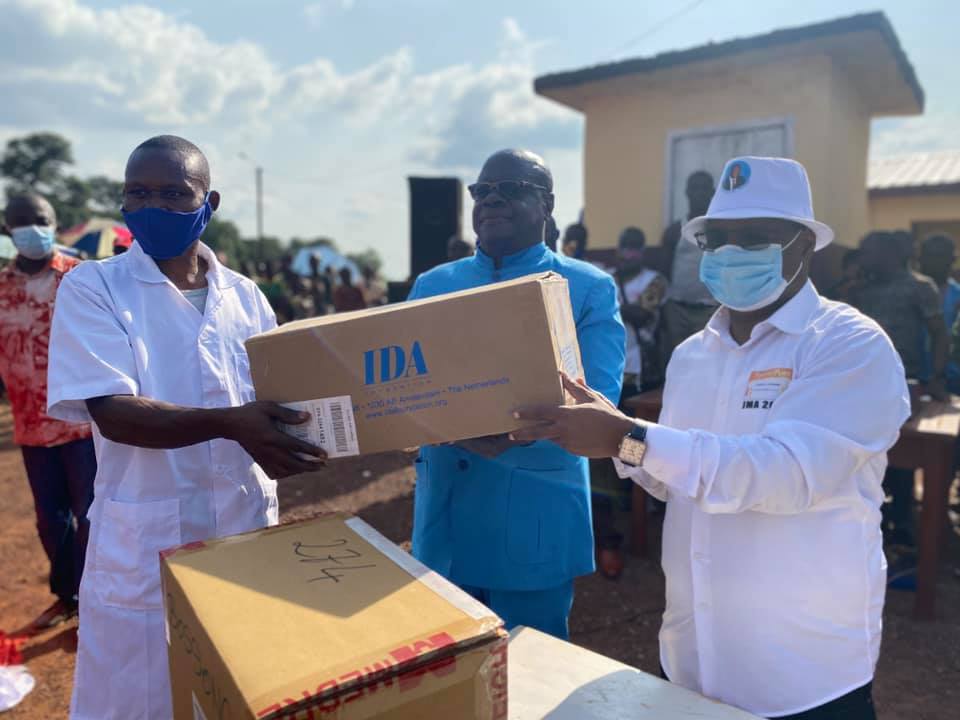 Remise des centres de santé de Bouchia et Bossongo