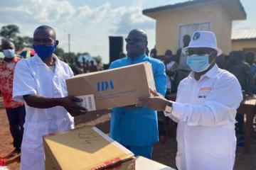 Remise des centres de santé de Bouchia et Bossongo