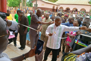 INAUGURATION ET REMISE OFFICIELLE DES BATIMENTS REHABILITES ET EQUIPES DE L’HOPITAL  DU DISTRICT DE KOUANGO GRIMARI A LA POPULATION.